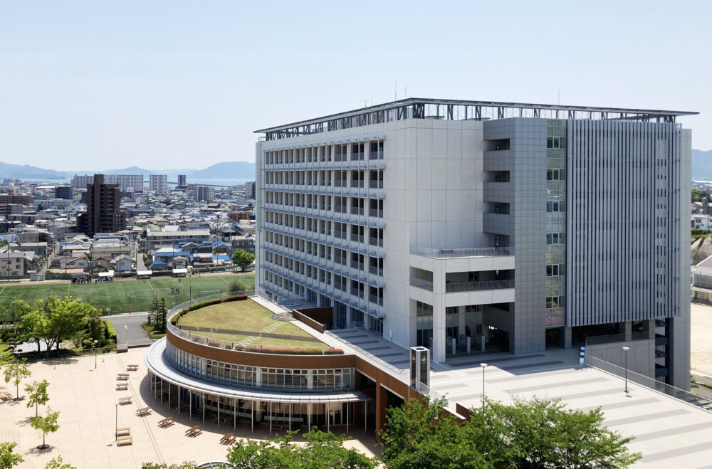 青空の下の広島工業大学を上から撮影した写真