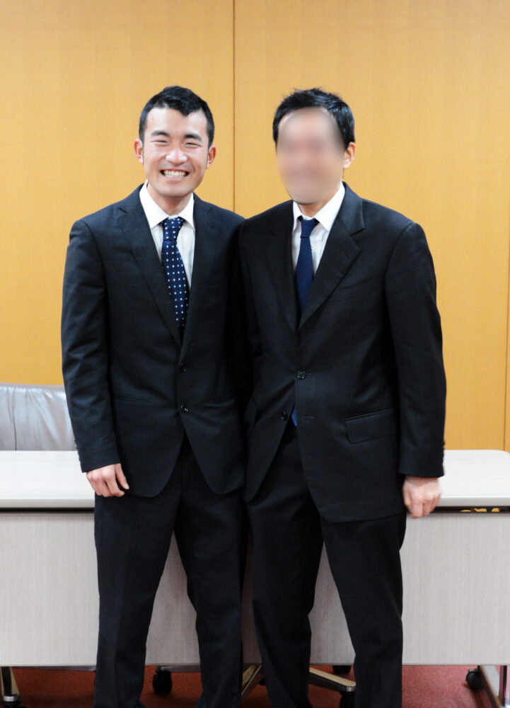 スーツを着て、並んで写真に写る西田先生と江端先生