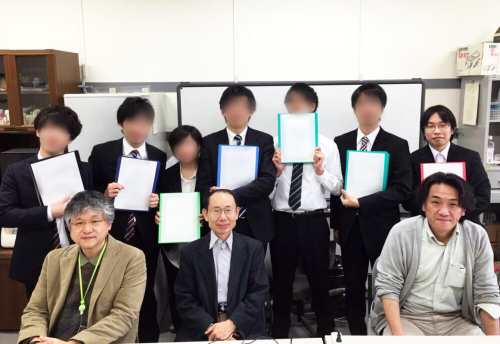 恩師の方々や、大学院生の方々と並んで写真に写る任田先生