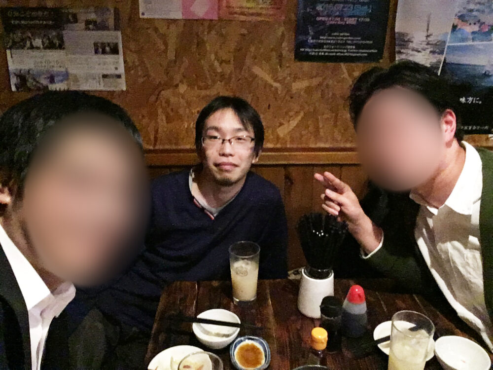 高専会のご友人２名と、居酒屋で写真に写る任田先生