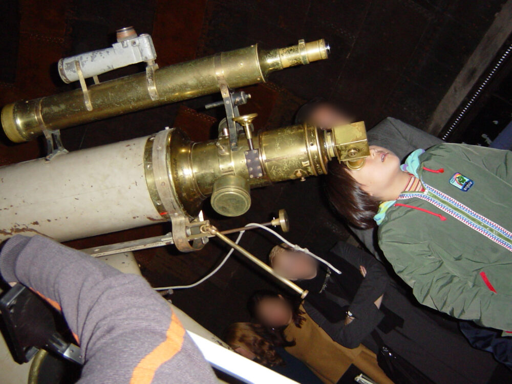 望遠鏡を覗く竹井先生