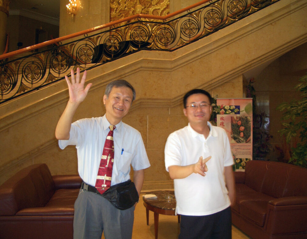 階段の前でポーズをとる丁子先生と袋布先生