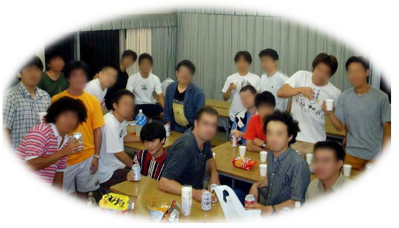 多くの日本人や外国人と一緒に写真に写る水野先生