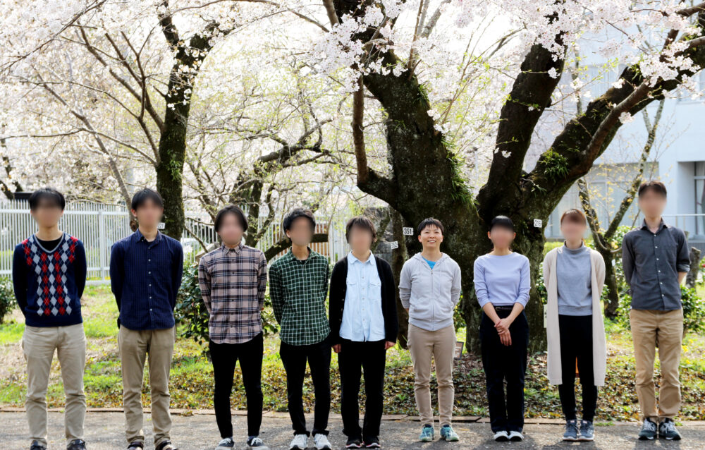 桜の木の前で並んで写真に写る貴嶋先生