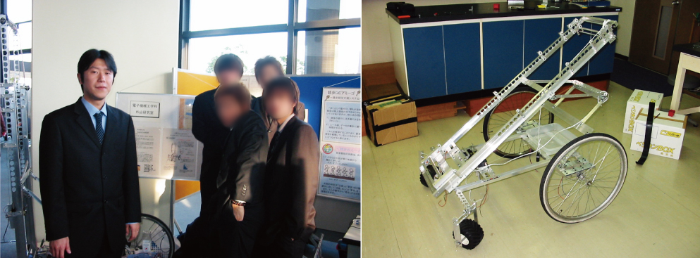 （左）スーツを着て、学生とともに写真に写る外山先生
（右）大きな車輪がついたロボット