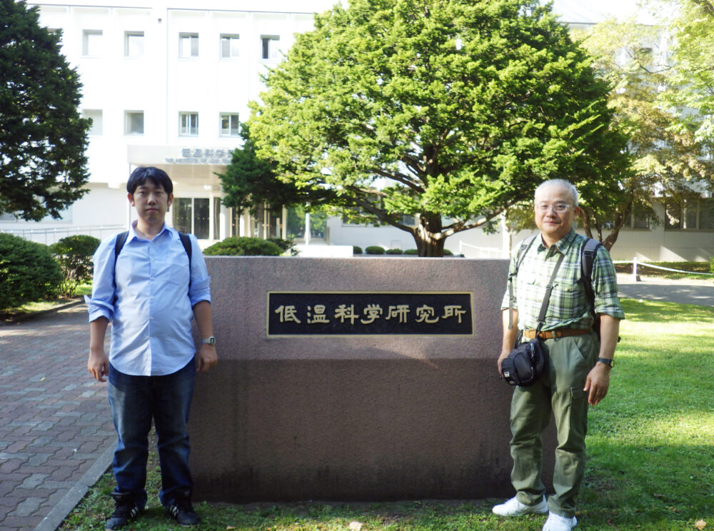 若林先生と「低温科学研究所」の門の前で写真に写る髙﨑先生