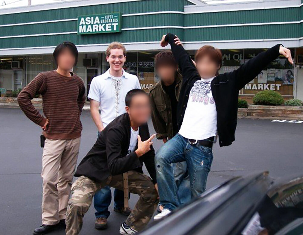 アジアマーケットの前で写真に写るソンガー先生と日本人留学生のみなさま