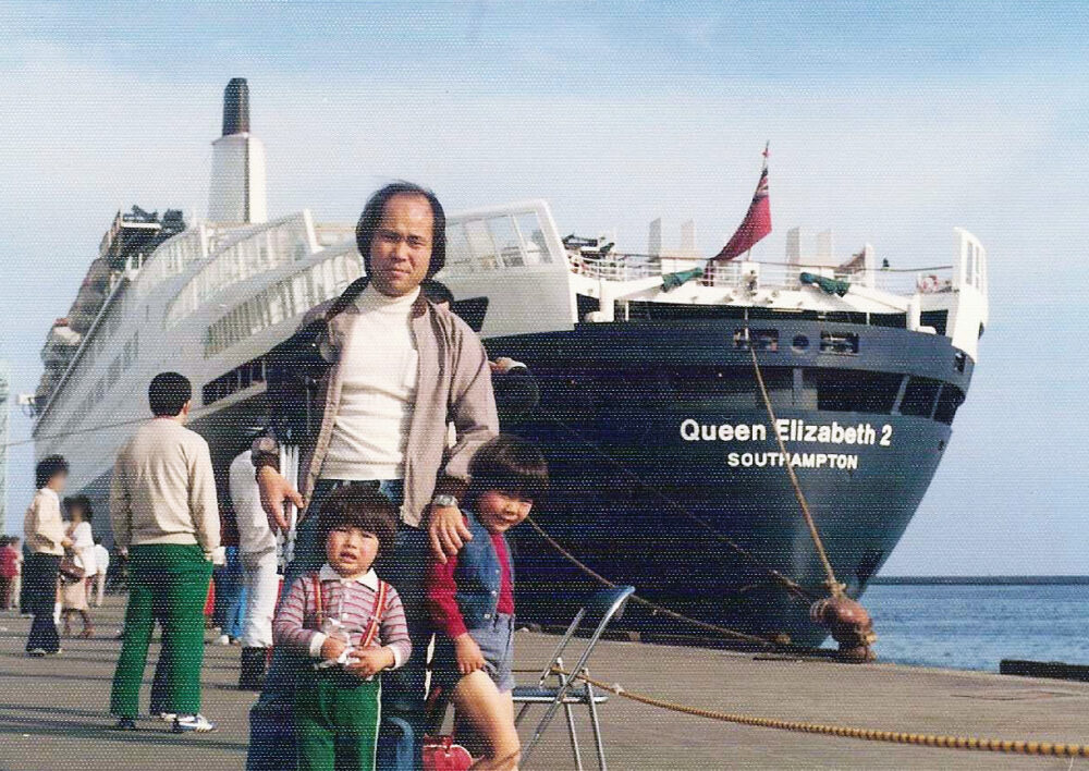 客船の前で写真に写る前畑先生とお父様、弟様