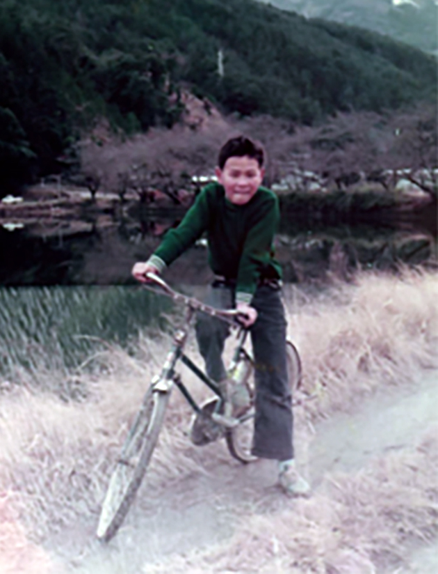 山の近くで自転車に乗る浦岡先生