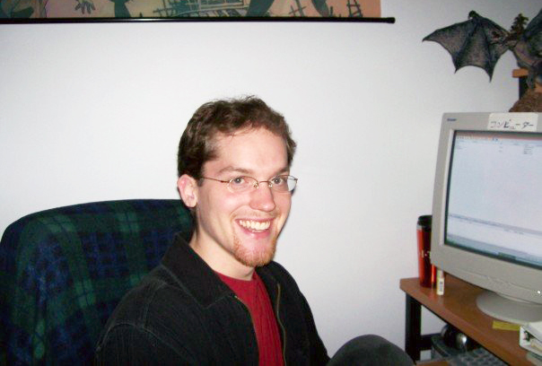 パソコンの前で笑顔で写真に写るソンガー先生