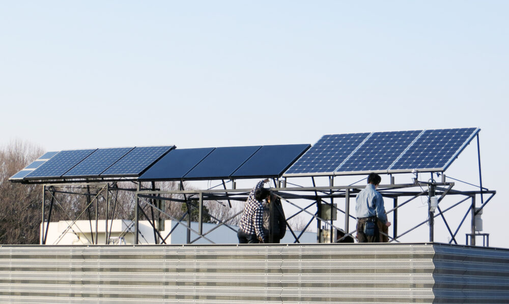 屋上に設置された太陽光発電実験システム