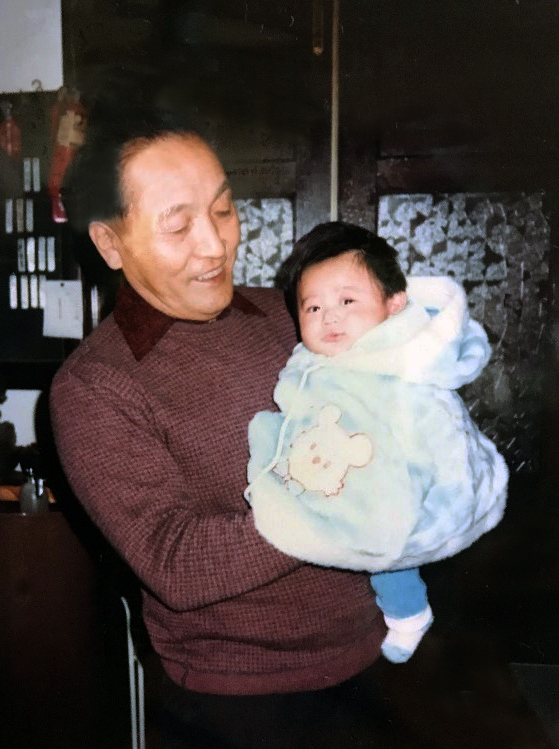 祖父様に抱っこされる須藤先生