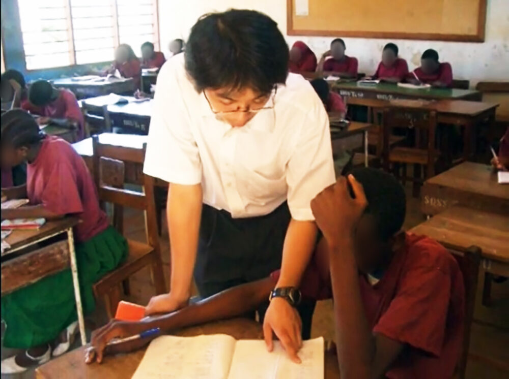 タンザニアの学生に教える須藤先生