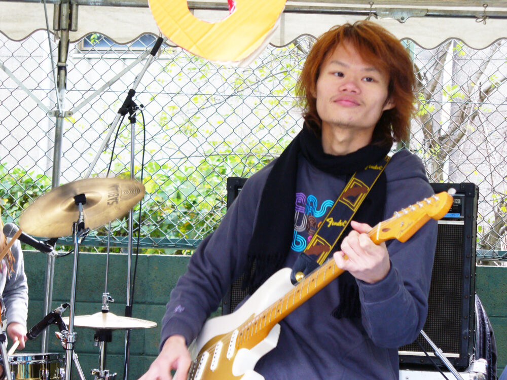 ギターを弾く増田先生