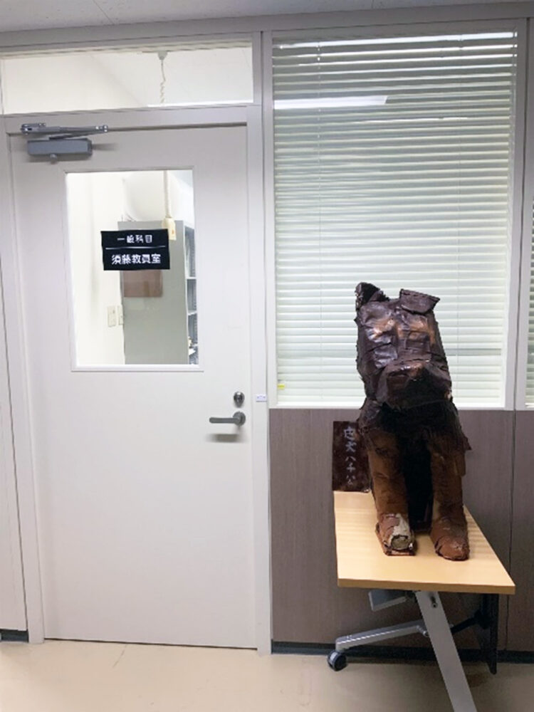 「忠犬ハチ公」の像がある、研究室の入口