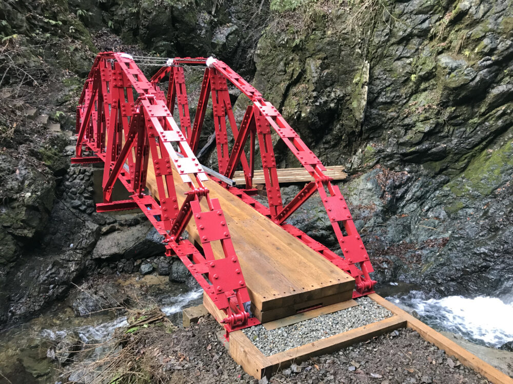 滝のある場所にかけられた赤い橋
