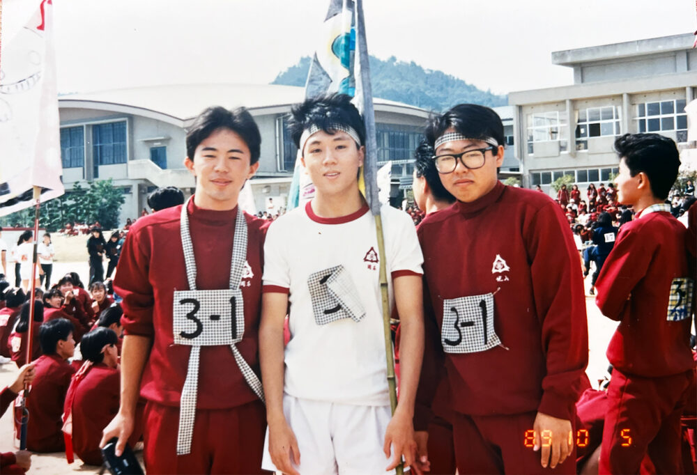 運動会でご友人２人とともに写真に写る岡本先生