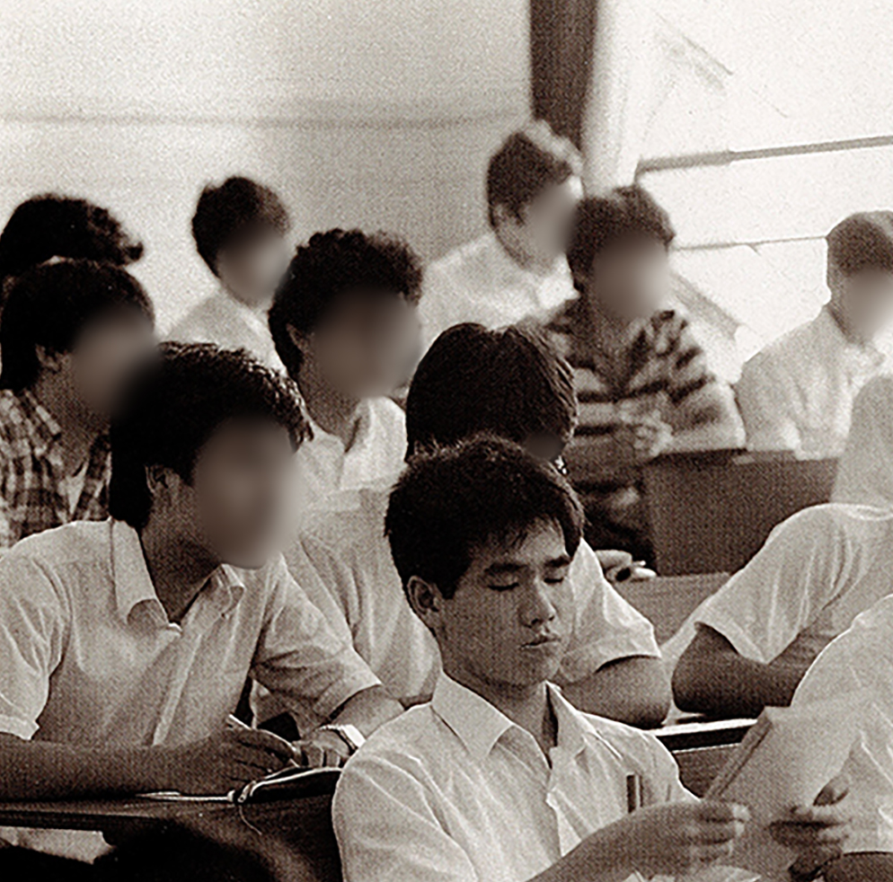 教室で授業を受ける学生時代の冨田先生