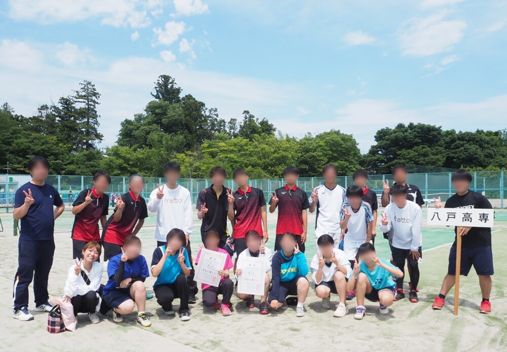 八戸高専のチームの皆さまと写真に写る小船先生