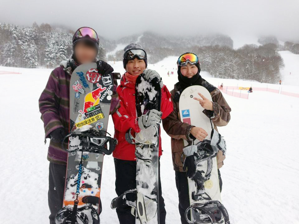 雪山でスノーボードをする冨田さん
