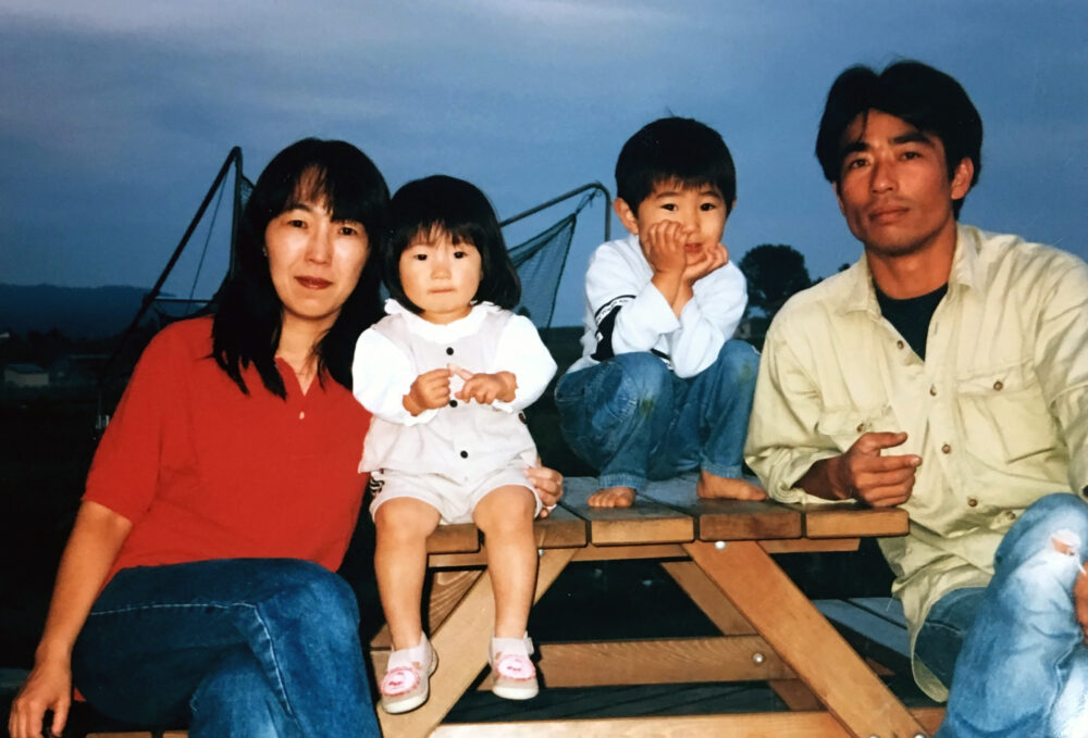 ご家族４人で写真に写る髙橋さん