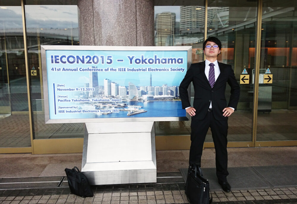横浜で行われた国際会議の会場で写真に写る川合先生