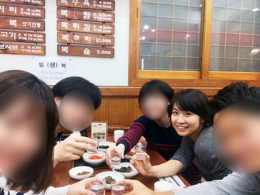 韓国の食堂でお友達と写真に写る小船先生
