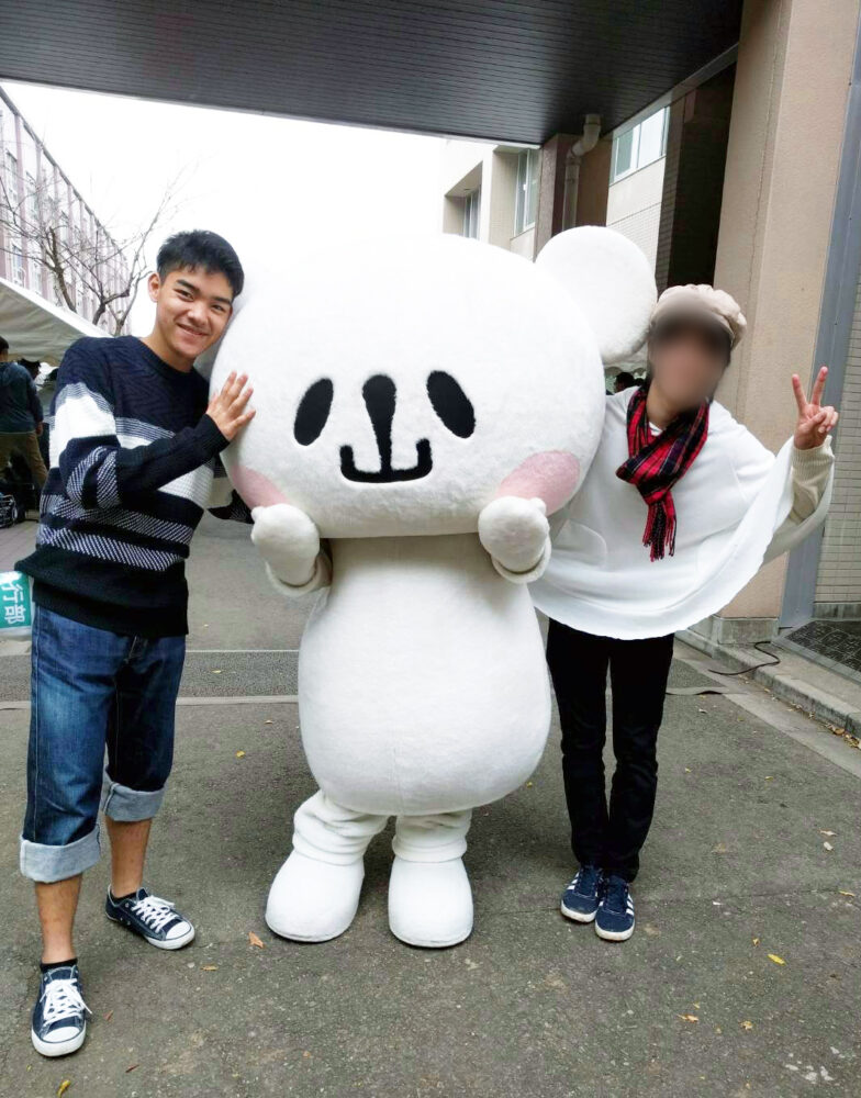 白いくまの着ぐるみと、ご友人と一緒に写真に写る中嶋さん