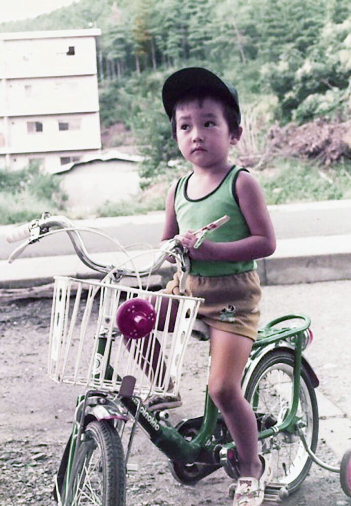 幼少期の自転車に乗る泉先生