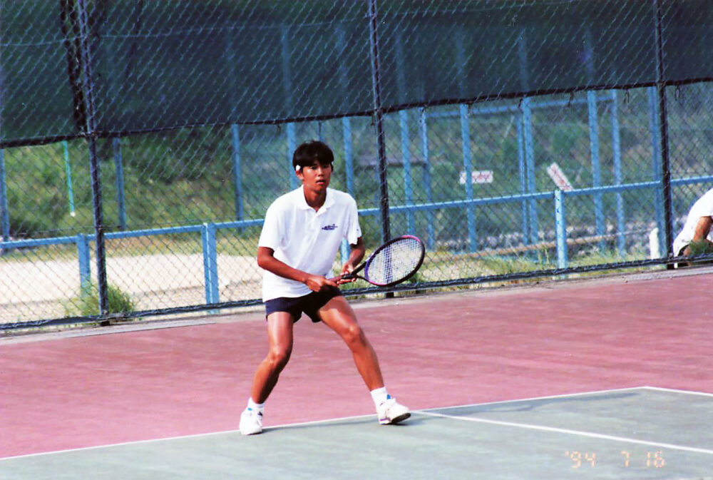 テニスラケットを持つ大沼先生