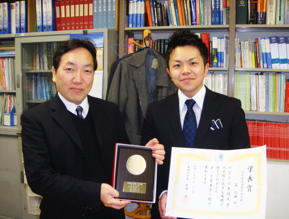 学長賞の賞状を持つ森先生と木村先生
