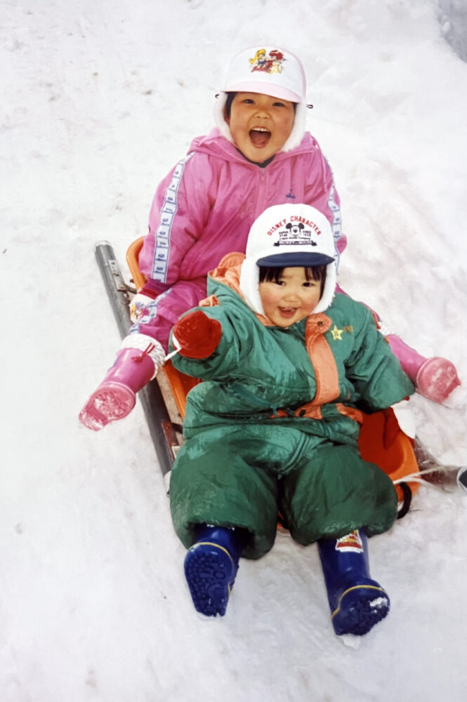 雪の中、そりで遊ぶ田澤さんとお姉さま