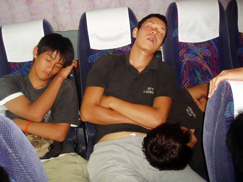 車内で眠る小泉先生とラクロス部の皆さま