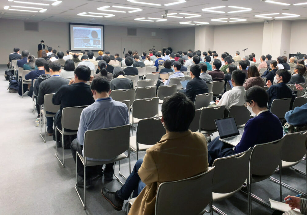 日本微生物生態学会で講演をする黒田様