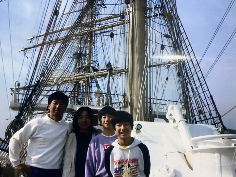 幼少期に、ご家族で帆船に体験乗船した様子