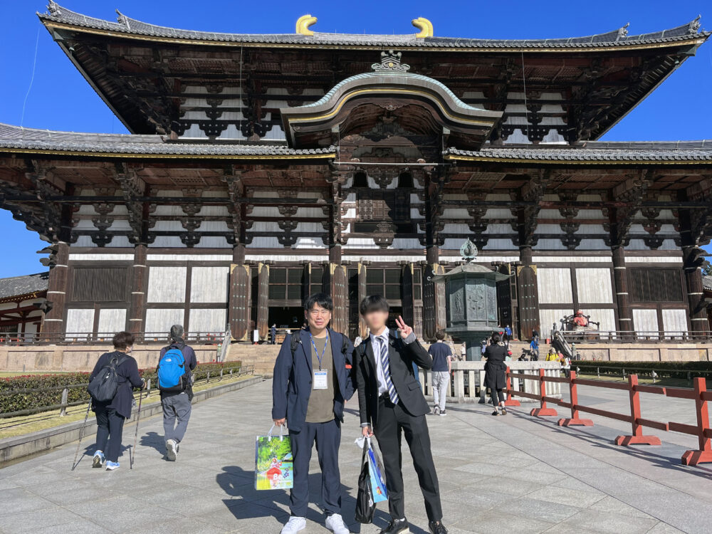 東大寺で学生さんと写真に写る板谷先生