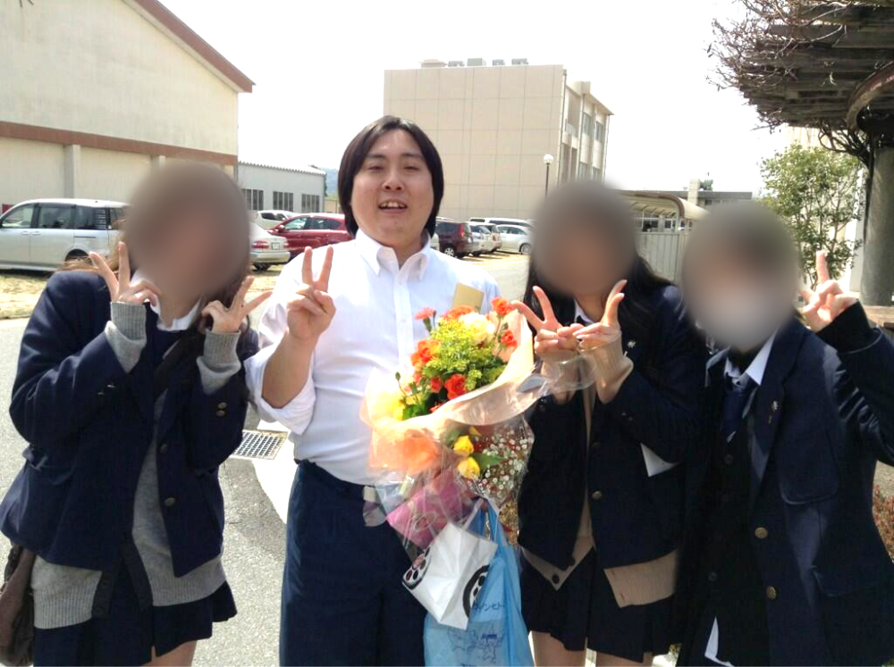 大島商船高専から離れる際に、学生から花束をもらう宮元先生