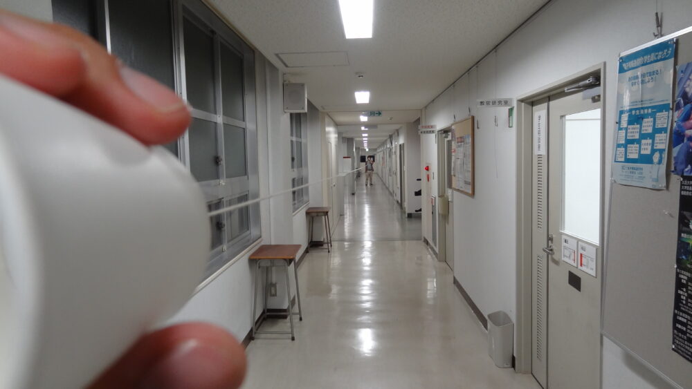香川高専にて、糸電話の最長距離をチャレンジする実験中