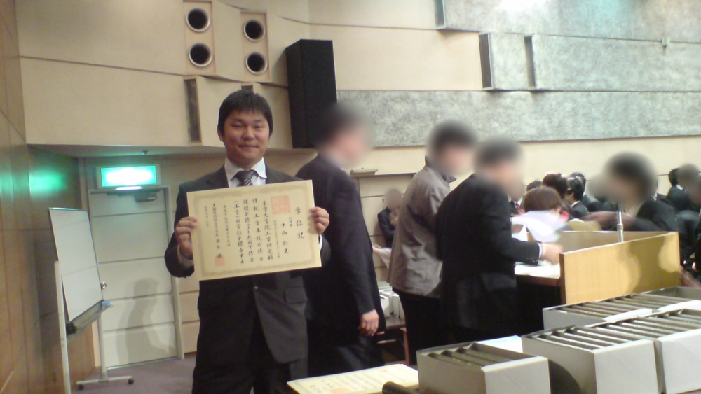 中川先生より学位記を授与した時の中山先生