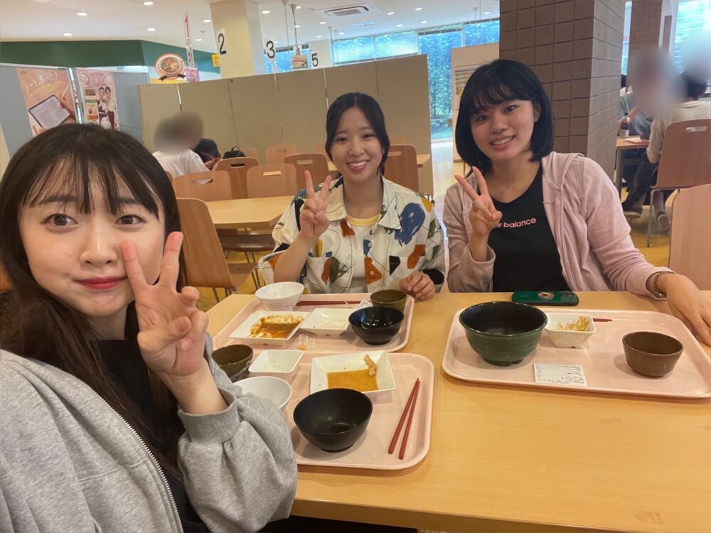 東京外国語大学で出会った編入生のご友人と学食にて