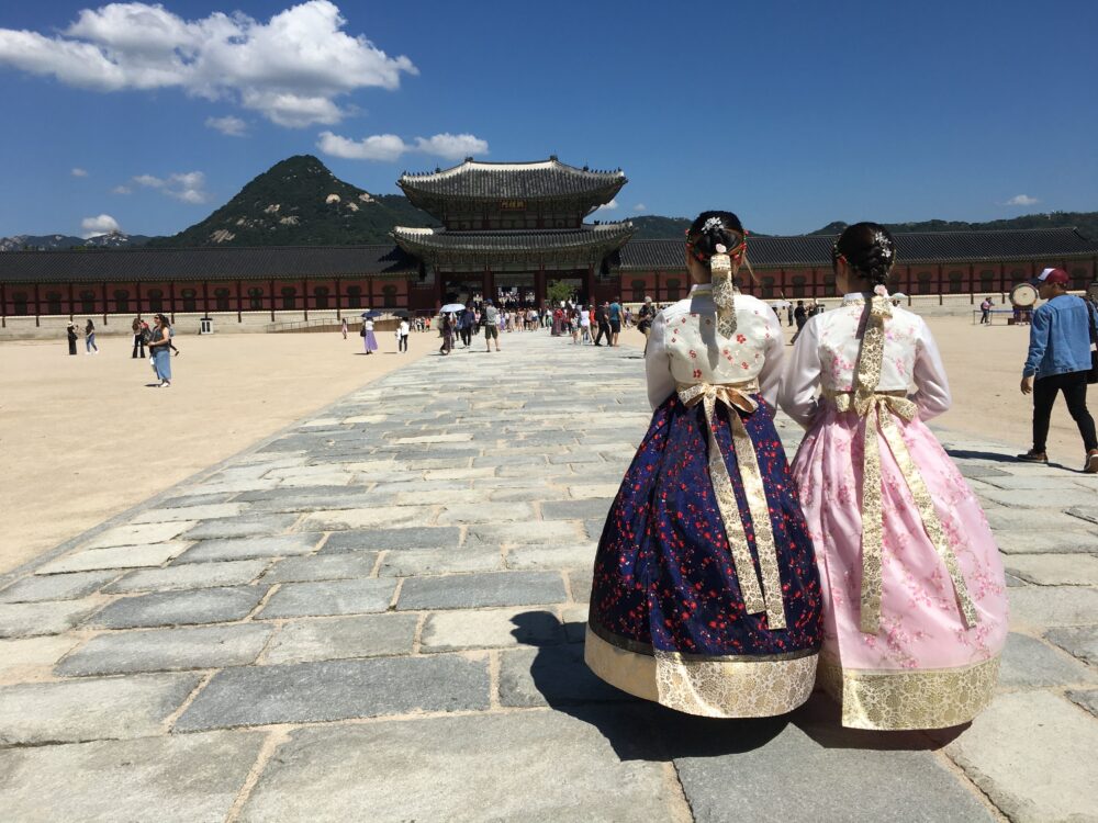 韓国留学の際、韓服を着て韓国文化を体験中