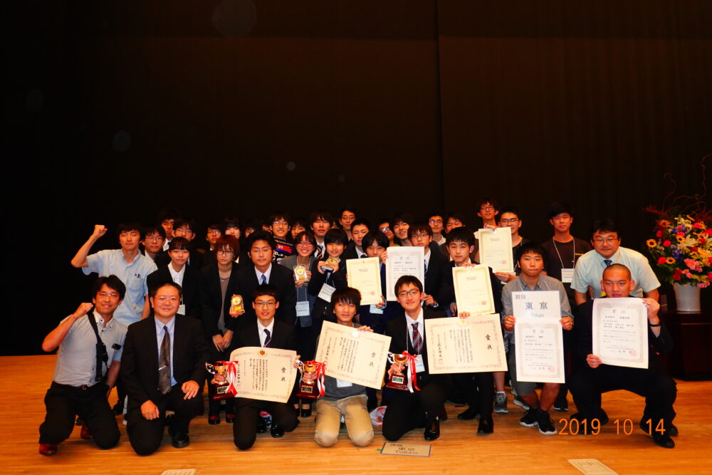 第30回高専プロコン（2019年）にて、全部門を東京高専が制覇されたときの集合写真