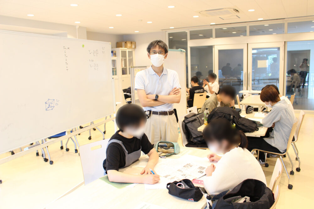 沼津高専の総合メディアセンターにある「Fuji Café」の自由学習スペース