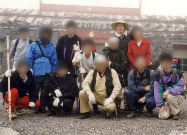 木村研究室のみなさんで恒例の富士登山（1998年）