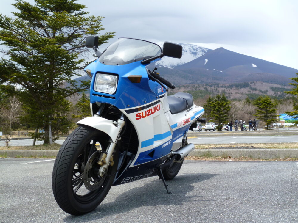 富士山をバックにした愛車「ガンマ500」。先生はバイク整備も趣味