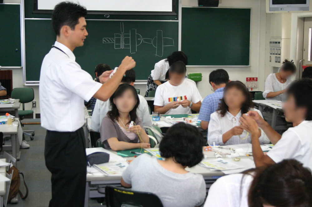 高専教員時代、地域の小学校教員へロボット講座を行う岩野先生