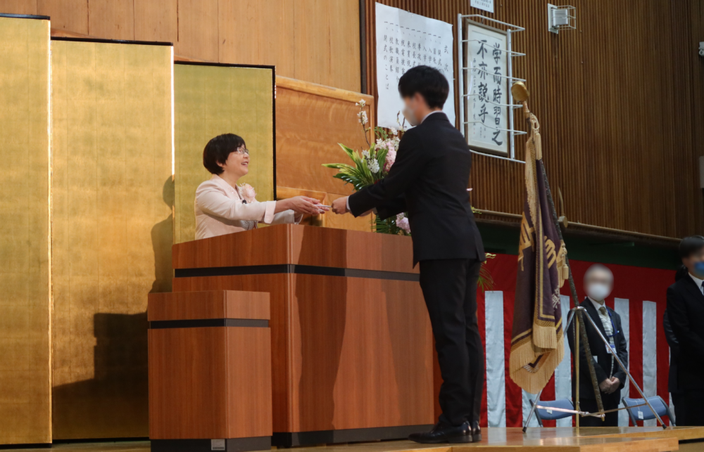 鹿児島高専の校長として、入学式で入学許可を送る上田先生