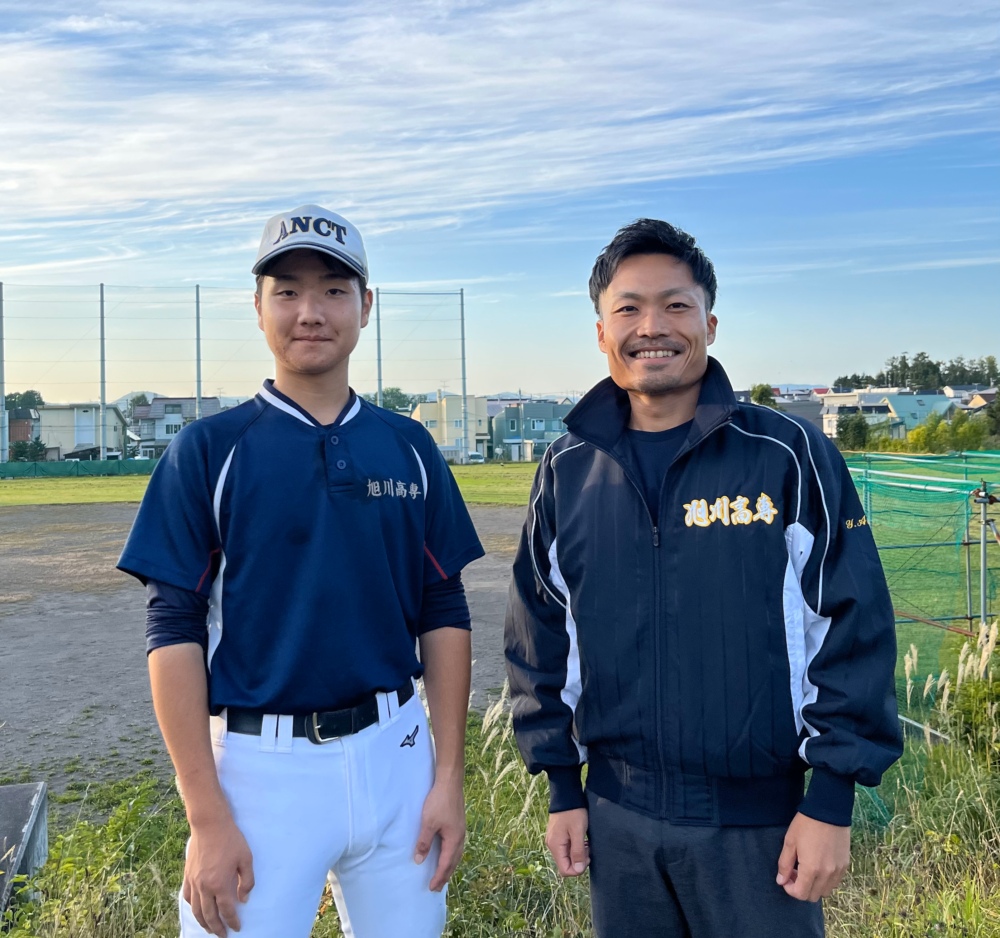 旭川高専野球部の監督も務められている安藤先生。正捕手としても期待されている主将・太田さんと