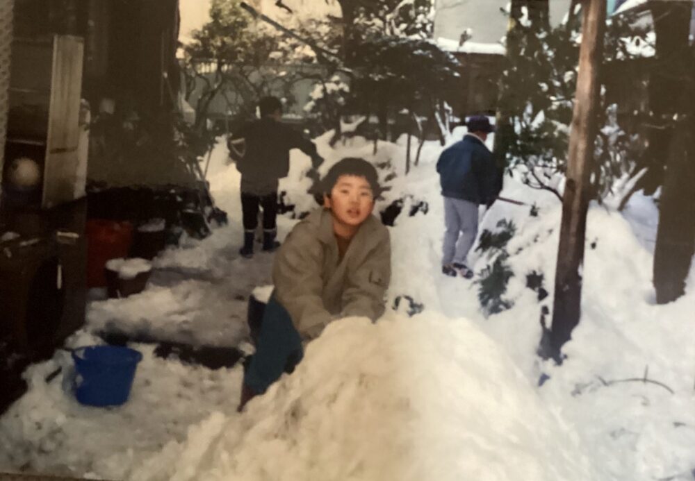 ご自宅で雪かき中の、小学生のころの金子先生