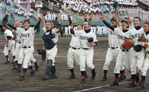 甲子園出場を決めた試合のあとの写真。先生は、優勝の瞬間は捕手として出場していました（提供：スポーツニッポン新聞社）。